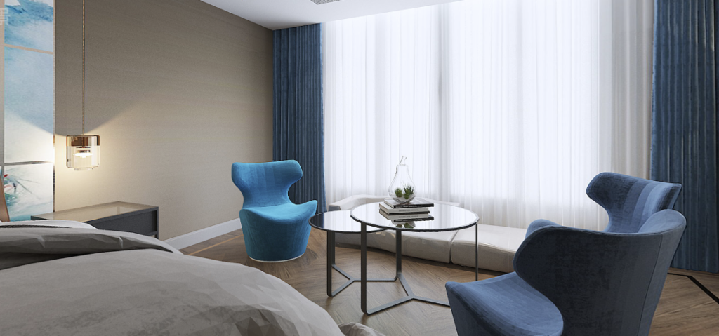 Rideaux sur mesure à Genève : voilage blanc toute hauteur et double rideau en velours bleu profond, fauteuil turquoise, tables gigognes en verre et parquet en chevrons, par le studio Camille Brunot