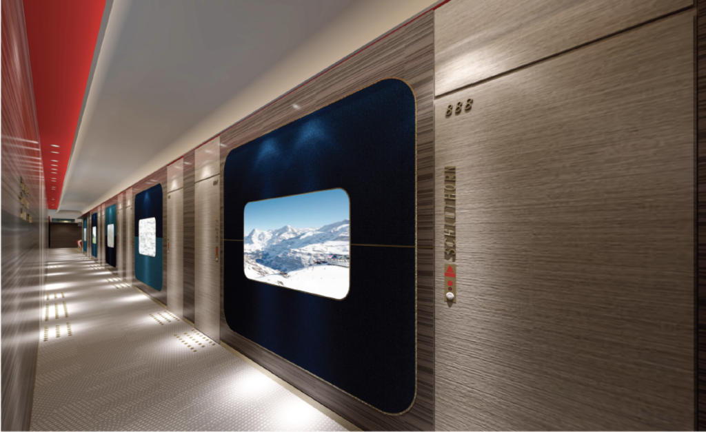 Design d’intérieur sur mesure à Genève : couloir de l’hôtel m3 Cornavin, panneaux bleu nuit à fenêtres arrondies encadrant des paysages alpins, portes de chambres baptisées de noms de sommets suisses, bandeau rouge au plafond, par le studio Camille Brunot