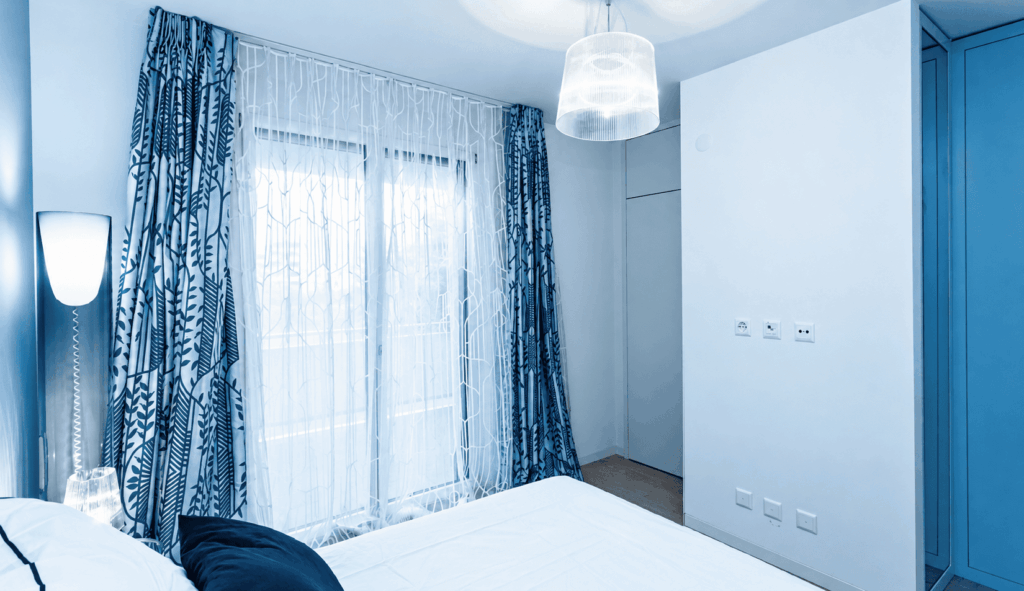 Chambre à coucher à Genève avec rideaux imprimés et voilage graphique sur mesure, suspension en verre, Camille Brunot